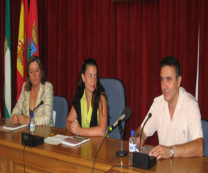 Salvador Raya presentó su libro Guía Histórico-Artística de Alhama de Granada