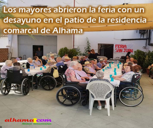 Los mayores abrieron la feria con un desayuno en el patio de la residencia comarcal de Alhama