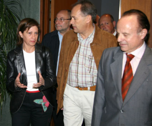 El alcalde de Alhama, Francisco Escobedo, con la ministra de agricultura