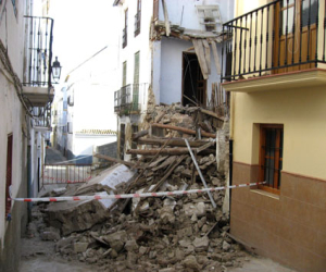 Se desploma una casa en la calle Las Parras