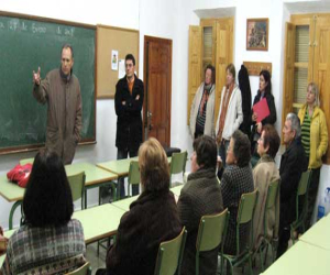 Los alumnos del Centro de Adultos se quejan del frío en las aulas