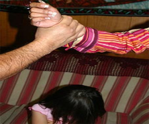 Pega a su yerno maltratador