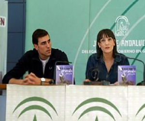 La directora provincial del IAJ, con la juventud alhameña