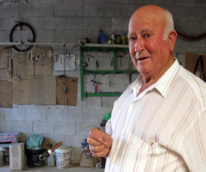 El zahorí que afirma localizar bolsas de crudo entre Moraleda y Castillo aprendió de un alhameño