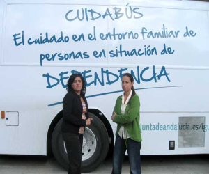 La Delegada de Igualdad, Magdalena Sánchez, visitó el CuidaBús en Alhama