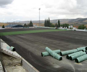El césped del campo de fútbol por fin llegó a Alhama
