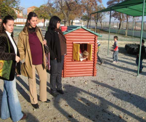 El Ayuntamiento entrega varios parques infantiles a los colegios