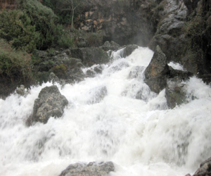 El efímero espectáculo de la surgencia de la cueva de Linarejo
