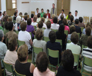 Sancionan a un profesor del centro de adultos de Alhama que se marchó a África para crear una escuela para niños
