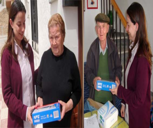 La concejala de igualdad entrega los TDT a los mayores de Alhama