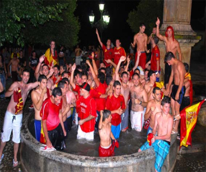 Los jóvenes tomaron la calle para celebrar el triunfo de LA ROJA, con chapuzón en la Carrera con el alcalde a la cabeza