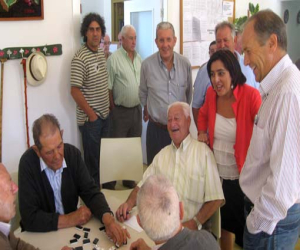 Los mayores muestran su satisfacción a la Delegada de Igualdad por el nuevo centro provisional