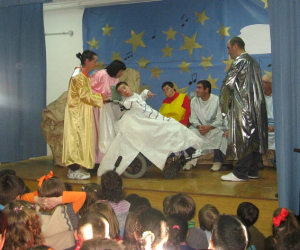 Los miembros del centro ocupacional representan por primera vez una obra de teatro