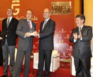 Francisco Escobedo recoge el premio de Diputación a Villas Termales