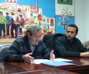 Andrés García Maldonado, realiza la bandera de Casarabonela