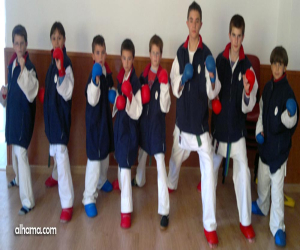 Los karatecas jatareños se solidarizan con los niños japoneses damnificados pasando sus nombres al japonés