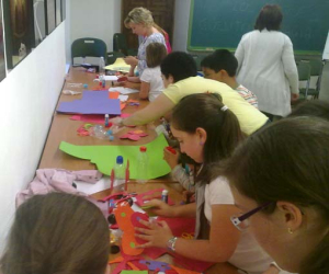 Magia, cuentos y manualidades en el Hospital de la Reina