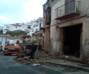 Derrumbe de casa abandonada en el callejón de la Parra