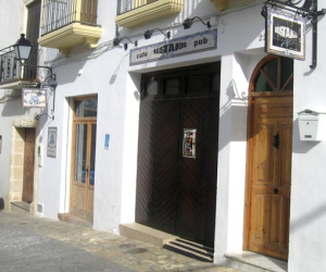 La falta de licencia y las denuncias de los vecinos motiva el cierre del Pub los Tajos