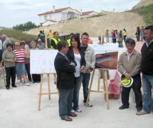 Diputación construye un puente que  unirá dos barrios de Santa Cruz del Comercio
