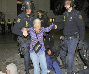 Una imagen del alhameño Miguel Ángel Molina se convierte en emblema de la #spanishrevolution