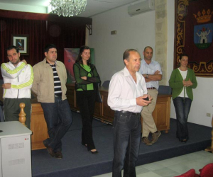 El hasta ahora alcalde de Alhama, y alcalde en funciones, Francisco Escobedo, se despide de los empleados municipales