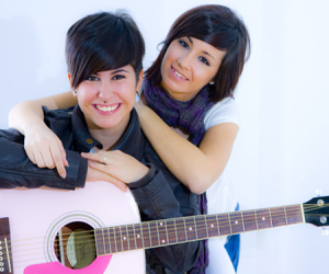 Las gaditanas Natalia y Maka ofrecen un concierto en las fiestas de Arenas del Rey