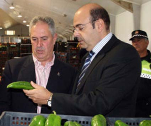 El presidente de Diputación dice en Ventas de Zafarraya  que promoverá apoyos para los agricultores