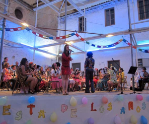 Mirada de verano. Éxito del concierto fiesta años sesenta de la escuela de música de Alhama