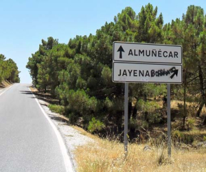 Escasa e insuficiente señalización de indicadores informativos de tráfico que orienten para llegar a Jayena
