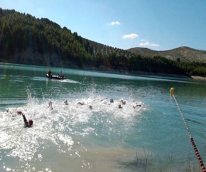 El Pantano de los Bermejales acogió la última travesía a nado del circuito provincial de verano