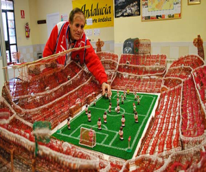 Un año de trabajo y 80 kilos de cobre para reproducir el Nuevo Estadio Los Cármenes