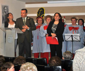 Niños y mayores se divierten y aprende juntos en Santa Cruz del Comercio