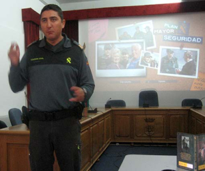 Plan Mayor Seguridad (I). Charla sobre seguridad del sargento de la Guardia Civil Miguel Ángel Pedregosa Cuesta