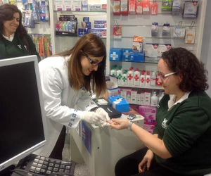 El equipo de la farmacia Fuentes Ruiz-Chena detectó a cuatro personas con nivel elevado de glucemia durante los análisis gratuitos de glucosa
