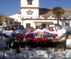Santa Cruz del Comercio también muestra su solidaridad en la recogida de alimentos