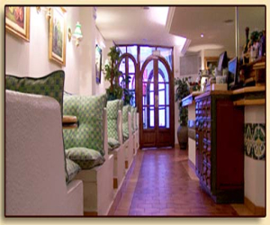 Los alhameños Luis y Juan Manuel Corpas cumplen 33 años con la crepería ‘La agüelita Luisa’, que introdujo las crepes en Granada