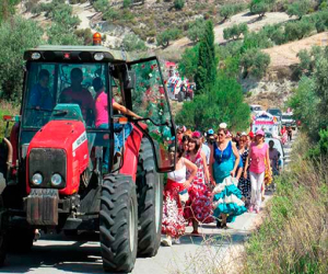 Jayena vive su romería más multitudinaria de los últimos años, con mucho calor.