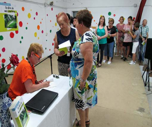 Rita Muñoz Cervantes presenta su libro de poemas “La flor de mis sentidos” arropada por el cariño de su pueblo natal de Jayena
