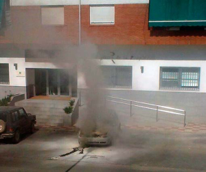 Arde un coche en la puerta del Registro de la Propiedad de Alhama
