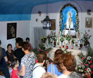 Un grupo de devotos celebró en la ermita el día de los Ángeles