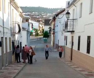 El PSOE de Alhama se moviliza calle por calle y casa por casa informando sobre el arreglo de las calles que califican de ‘chapuza’