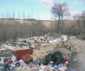 Basura para parar trenes en el Parque Natural
