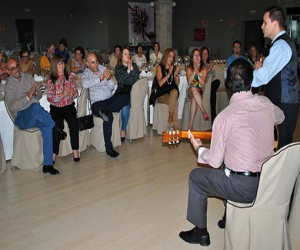 Los compañeros de Antonio Manuel lo sorprendieron con una fiesta en la que cantó Juan Pinilla