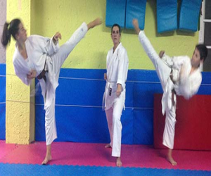 Otra familia unida en la práctica del karate; Correa & Ariza