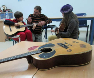 Jayena cuenta con un taller de guitarra y pintura