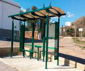 La Junta instala en El Turro y Cacín las primeras marquesinas de autobús adaptadas a personas con discapacidad