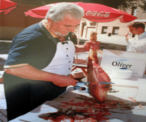 El alhameño Manuel Juan García triunfa en Fitur cortando jamón