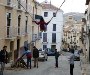 Las candelas iluminan una noche desapacible de frío y llovizna en Alhama