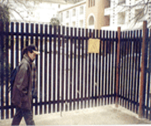 Una verja impide acceder al balneario